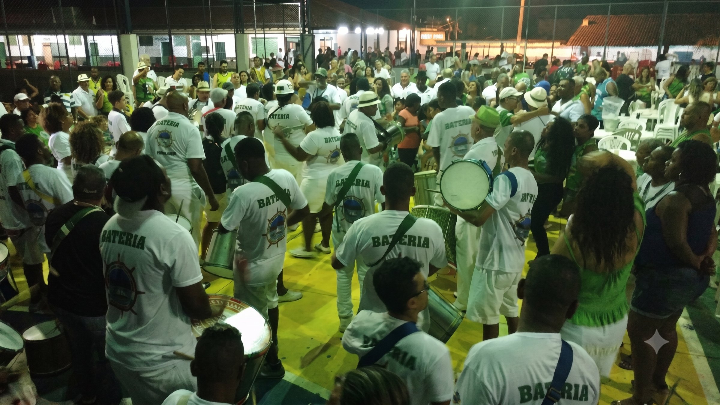 Bateria da GRESUCV Unidos da Costa Verde tocando em ensaio noturno na quadra do Muriqui