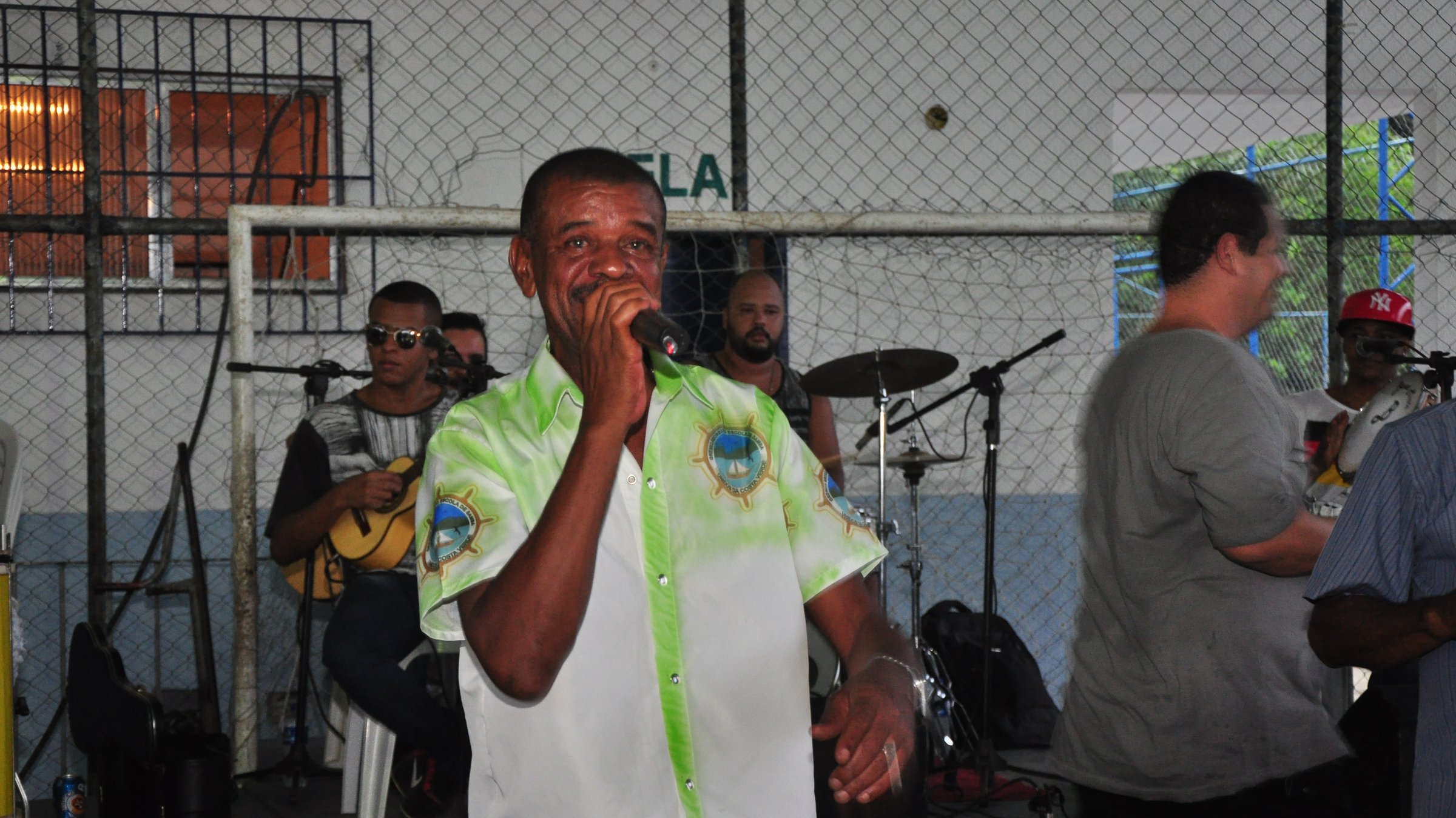 Marquinho PQD, eterno presidente da GRESUCV Unidos da Costa Verde, cantando ao microfone
