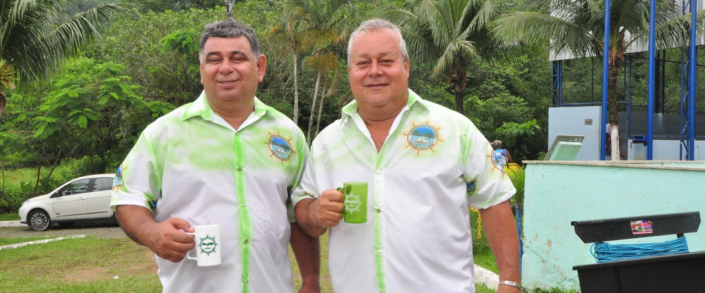 Diretores da GRESUCV Unidos da Costa Verde em Muriqui, Mangaratiba, com as montanhas da Costa Verde ao fundo